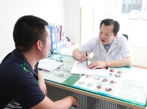 咽喉科医生为鼾症患者解答病情